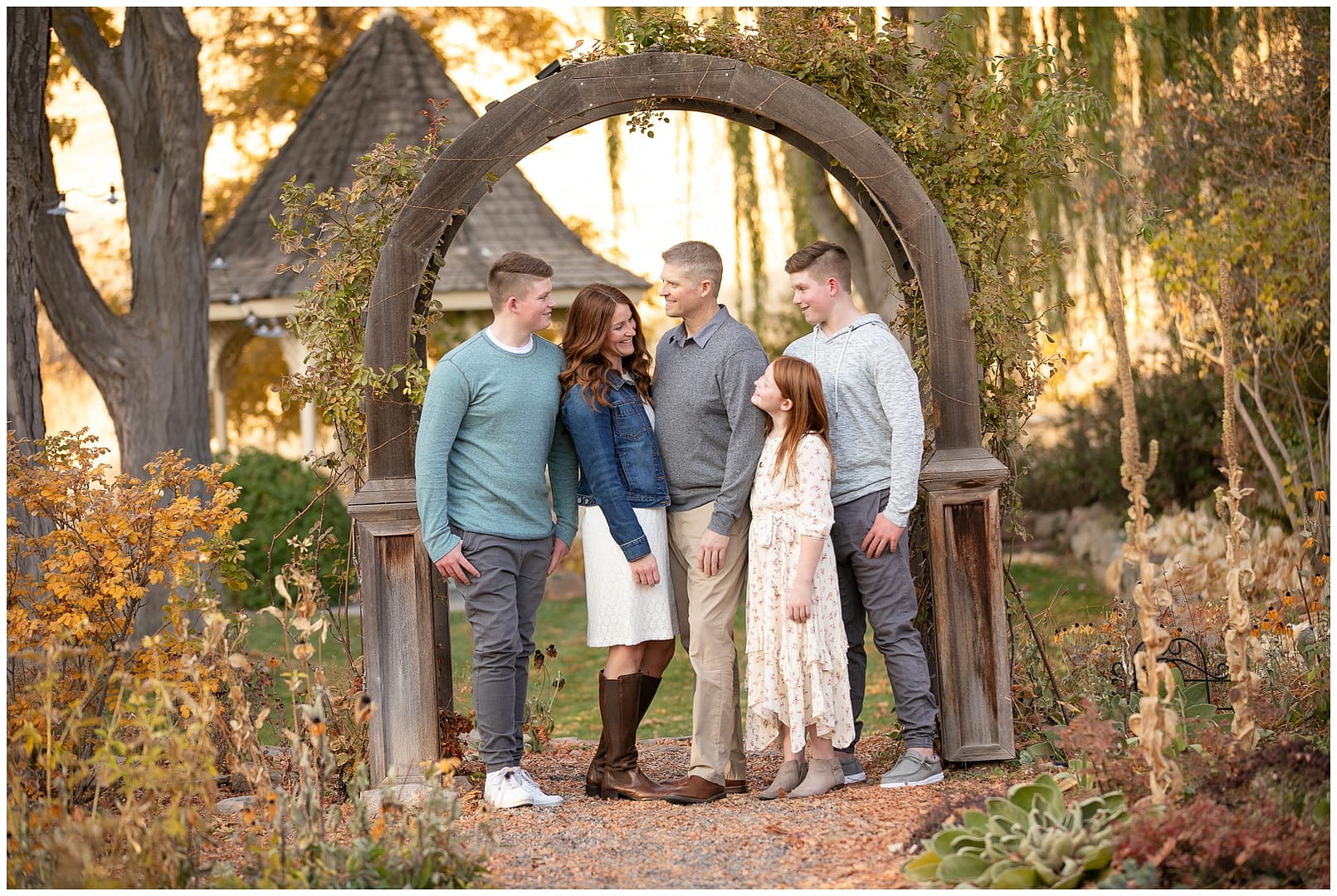 Boise family poses in front of arch. Photo by Tiffany Hix Photography.