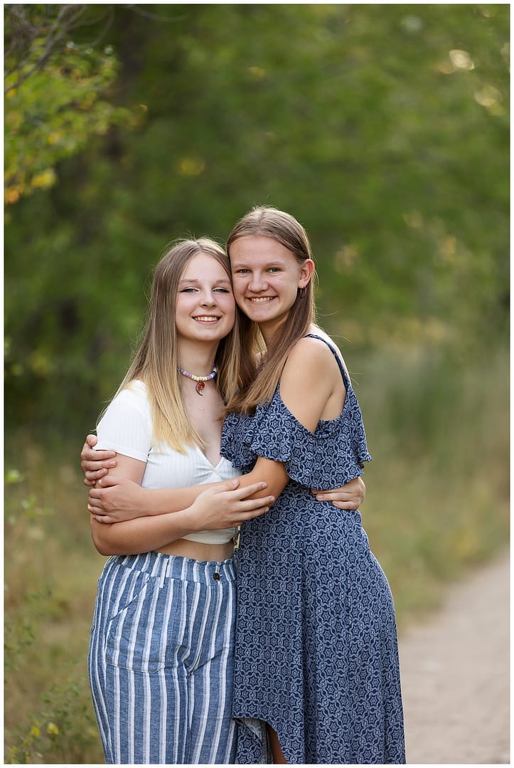 Sisters embrace during Boise family session. Photo by Tiffany Hix Photography.