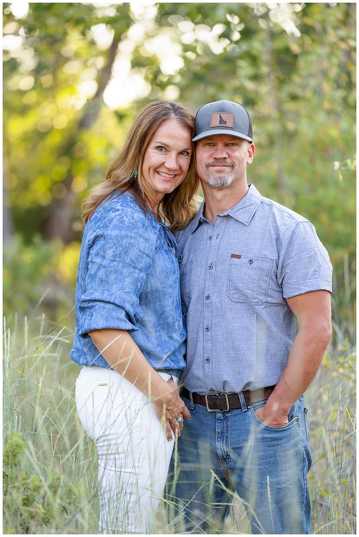 Mom and dad in hat pose for portrait. Photo by Tiffany Hix Photography.